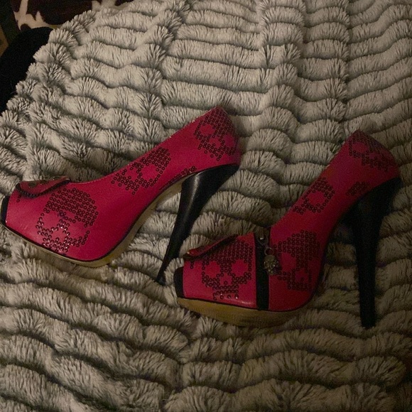 Pink high heels with skull zipper rare  size 6  or size 37 it shows barley worn - Picture 1 of 7